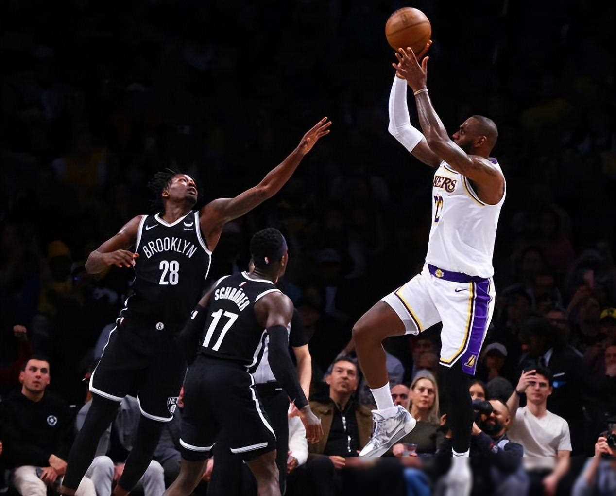 开云真人娱乐官网 -詹姆斯在巴黎圣日耳曼比赛中赛事规则更新，战术调整引发热议！的简单介绍